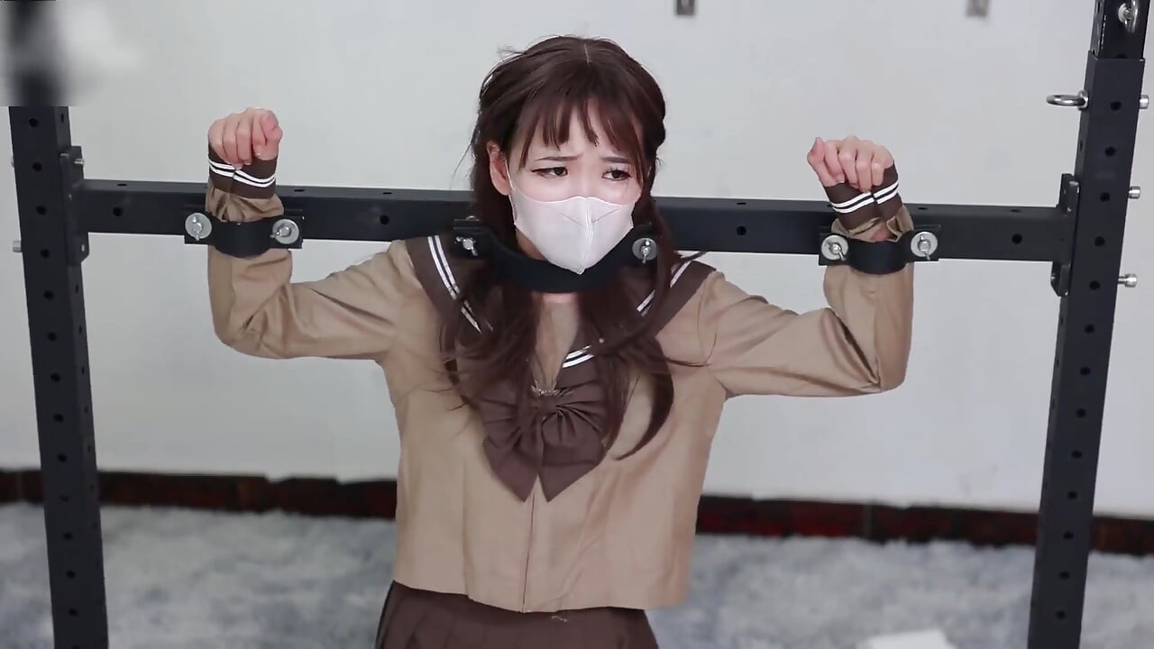 금속이 그녀의 손을 묶고, 밧줄이 발을 묶으며, 하얀 비단 발이 간질거린다