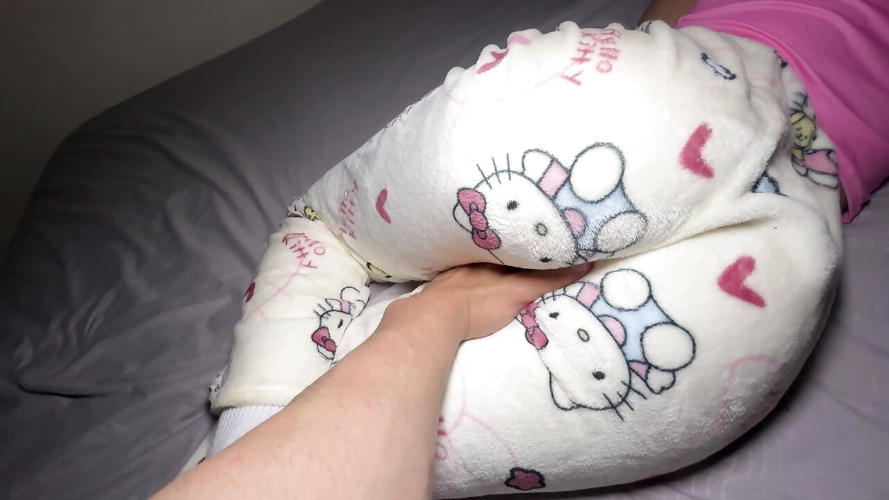 Ma nouvelle belle-fille en pyjama étroit laisse toujours la porte de sa chambre ouverte