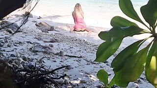 Секс на пляже - нудист-вуайерист в любительском видео