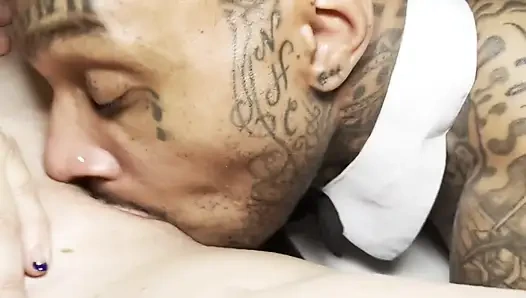 Возбужденная богиня-милфа Jasmine Flowers получает услуги большого черного члена... Затем уничтожает ее прислугу с интенсивным трахом страпоном