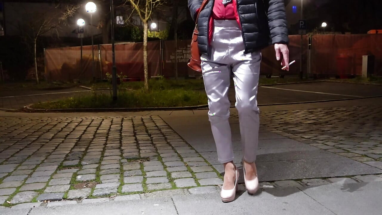 Je pisse 2 fois dans ma tenue en satin avec des collants et des highheels en plein air