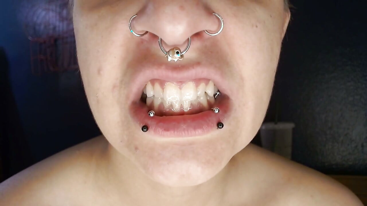 Entrá adentro de mi boca abierta, mostrando dientes y lengua