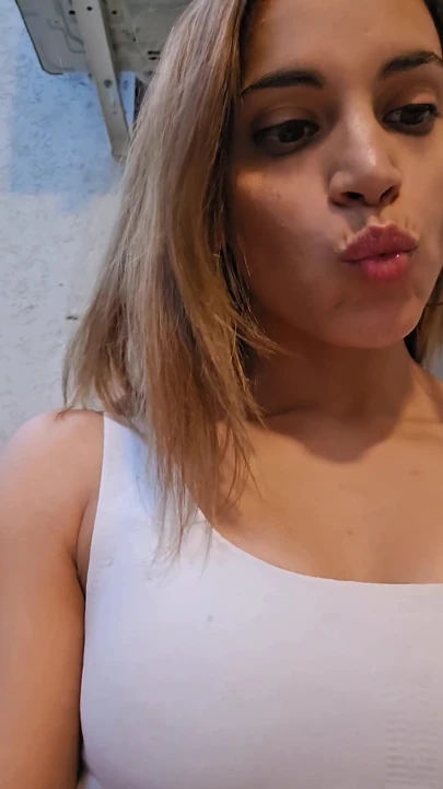 业余情侣边直播边吃喝