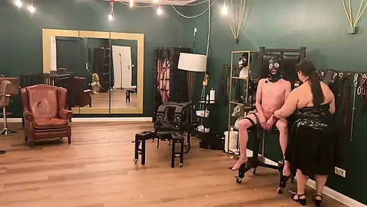 Lateks dommes bağlı kölenin götünü geniş açıyor