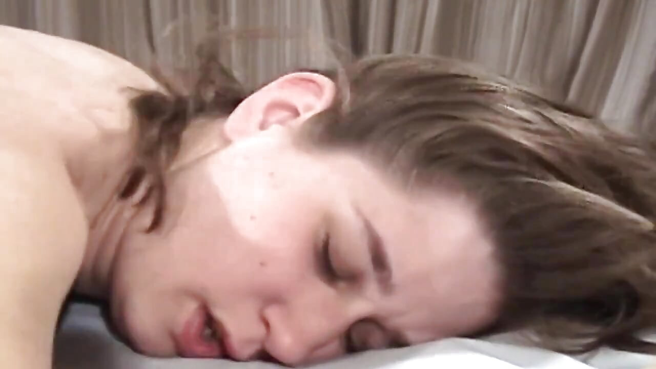 Blonde MILf nimmt schwanz tief in den hals und wird dann hart geritten