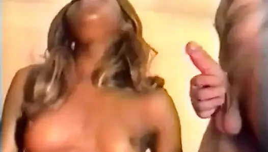 Bir yabancıyı erkek arkadaşının önünde sikmek için eve götüren çok sürtük bir zenci kız.