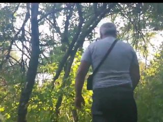 Bükreş parkı yaşlı baba ayılar için geziniyor