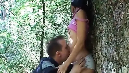 Ein paar piggy walker machen eine schmutzige pause im wald!