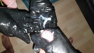 Massives Frorting in Latex und Sperma auf Schwanz