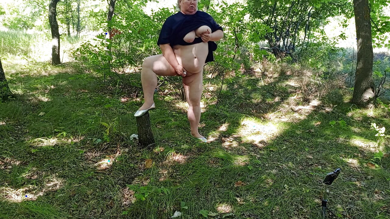 Mother-in-law in the park masturbates her pussy to a powerful squirt