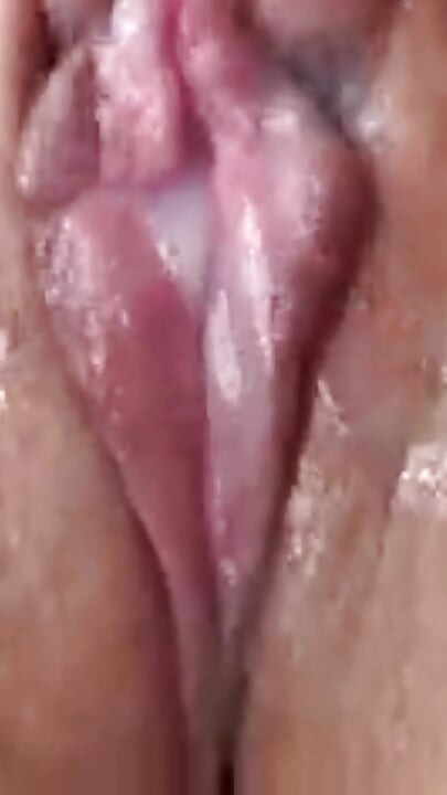 Masturbación de coño gordo - Se abre y chorrea jugos hasta tener un orgasmo palpitante
