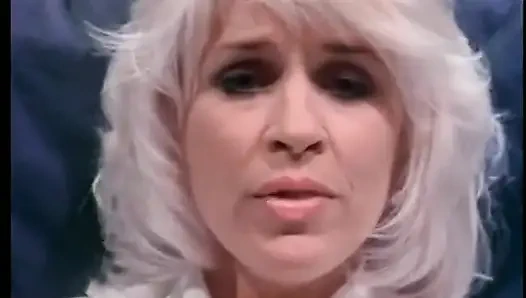 Sexy blonde MILF in roten dessous kann anal bohren wie ein profi