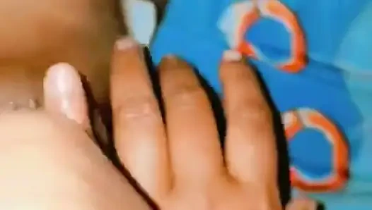 Komşumun penisini masaj yaptım ve boşalıyor