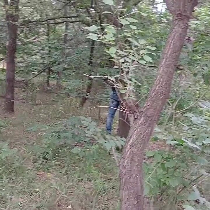 Nuestra tercera novia sigue mirando en el parque para que nadie nos pille teniendo sexo