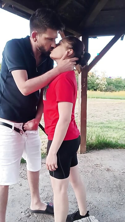 Hob Ihre Beine Auf Den Tisch Im Park