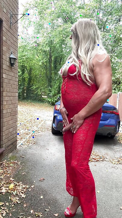 Seksi transvestit kellycd2022 u seksi crvenom kombinezonu i štiklama