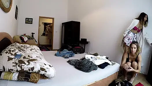 Kamera pengasuh amatir di ruang ganti cewek menangkap tanpa celana dalam