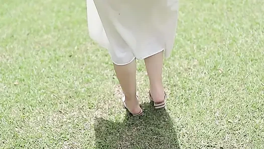 Индийская девушка мастурбирует в парке и в конечном итоге трахается в отеле