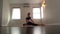 Evangeline lilly haciendo su entrenamiento de yoga