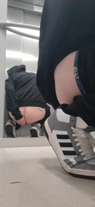 Marido troca de roupa enquanto pega o elevador, que pervertido