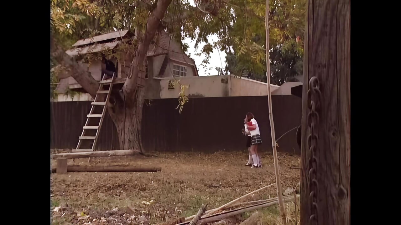 Cắt kéo dữ dội cho hai người bạn yêu tình dục đồng tính nữ trẻ tuổi