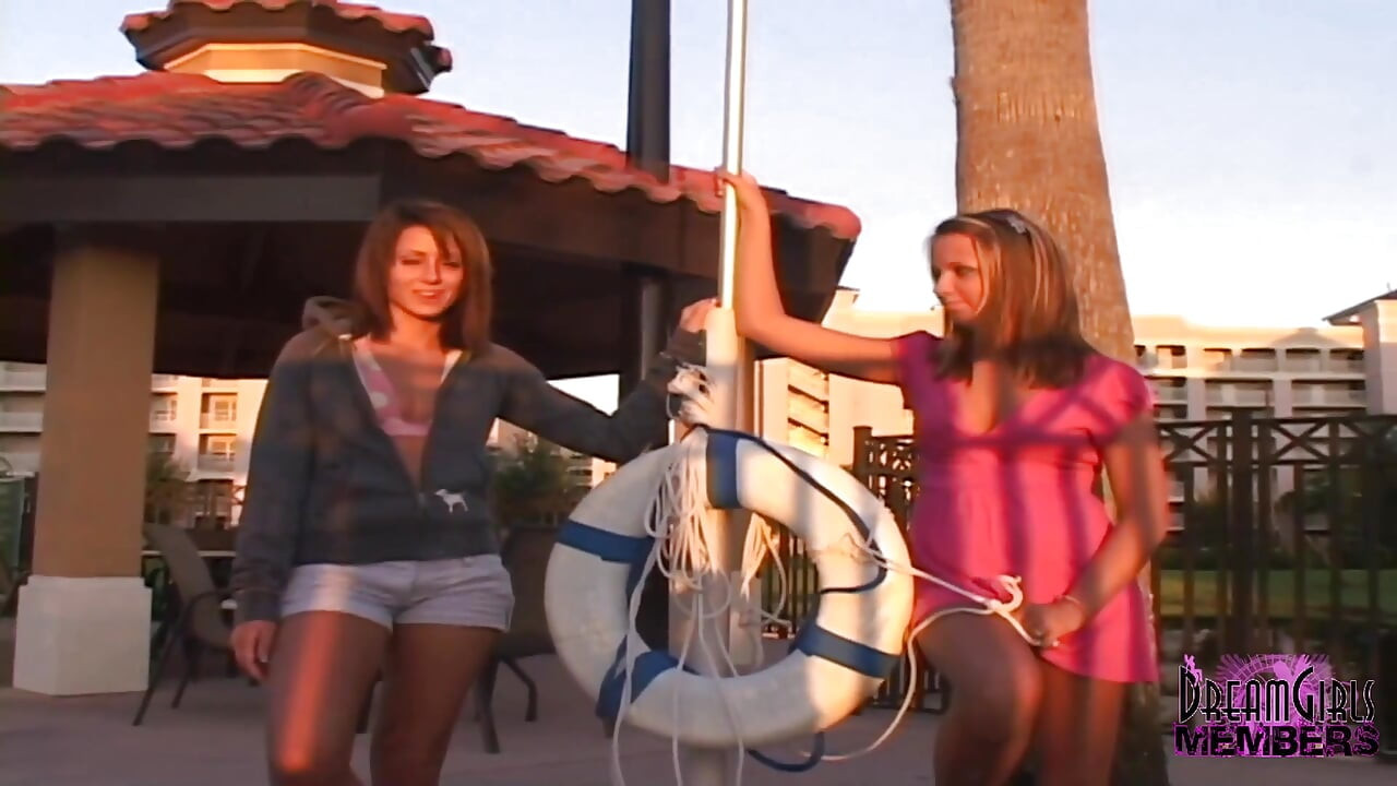 Dwie hotties na wakacjach na polu golfowym