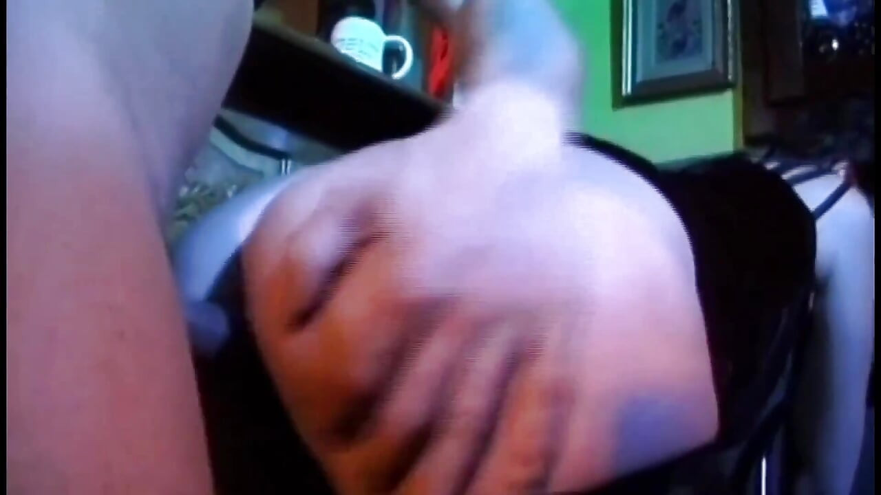 Diese versaute MILf nimmt einen jungen schwanz an der bar