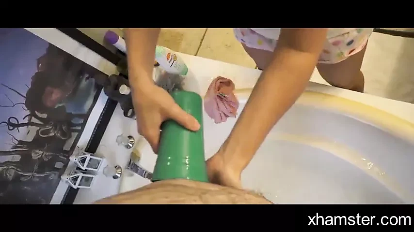 Coco Vandi - 妈妈帮助伤害继子洗澡 - 第01部分