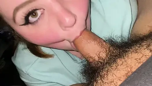 Fettes weißes küken mit süßem gesicht gibt blowjob