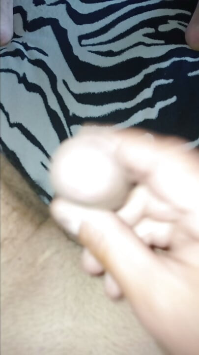 Un hermoso pene excitado, desnudo, con una cabeza grande y hermosa, fluye profusamente de placer