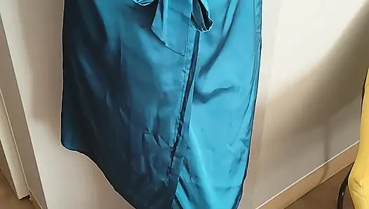 Seksi milf otel odasında soyunuyor ve büyük doğal göğüslerini sergiliyor