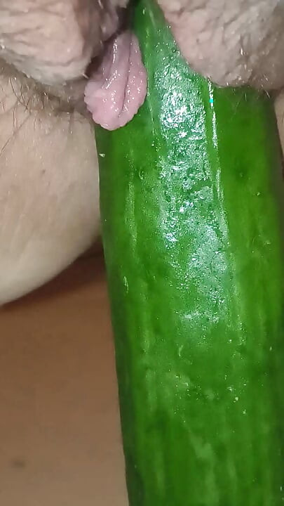 खीरा चूत में डालकर चूत का पानी निकालना