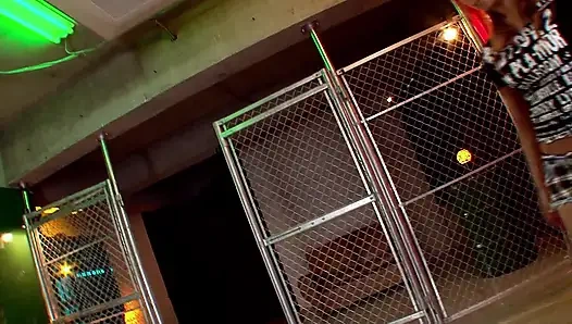 Gadis seksi menjerit dalam kenikmatan saat kekasih mengebor memeknya tanpa ampun