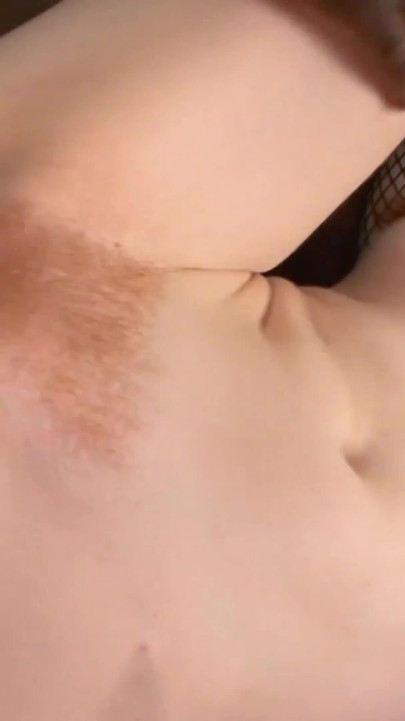 Barbara Babeurre ma owłosioną małą jagodę