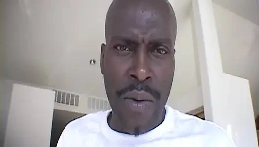 Cewek semok kulit hitam lagi asik nyepong dan ngentot kontol raksasa pria kulit hitam