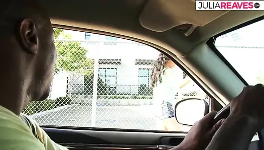 Azgın kaltak amcığını yalatıyor ve sonra canavar siyah yarakla sikiliyor