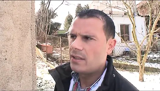 Милфу отфистили в киску и трахнул в задницу большой член, кончая в рот в любительском видео