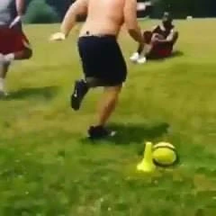 NUDE FOOTBALLPLAYER RUNNIN FAST