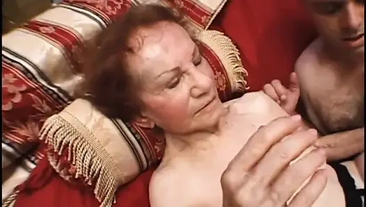 Old and young threesome milf fucking