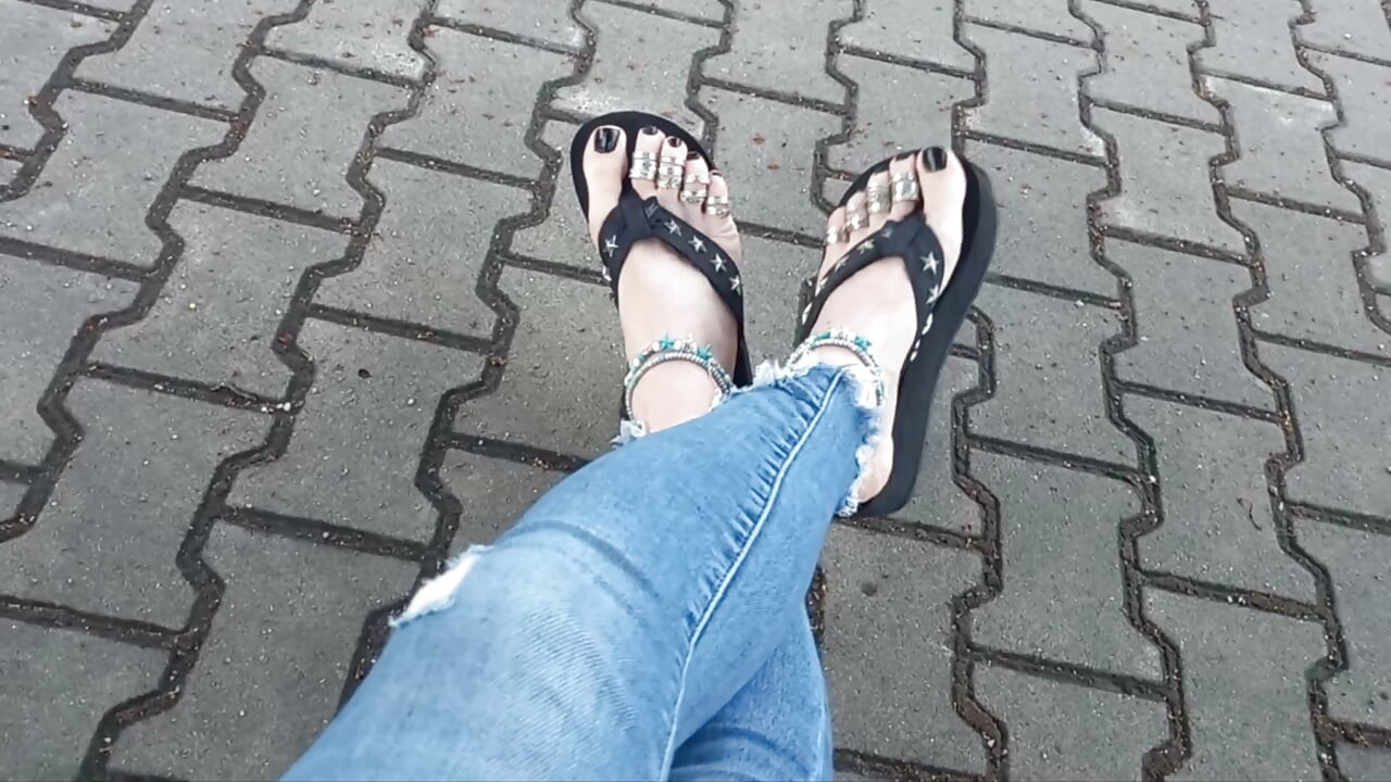 Sexy feet in black platforms, toe rings & anklets + ripped jeans