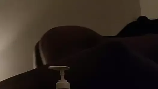 Chevaucher une grosse bite noire dans un salon de massage