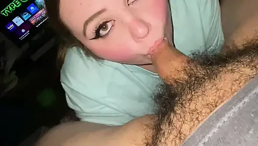 Cewek gemuk kulit putih dengan wajah imut lagi asik nyepong kontol