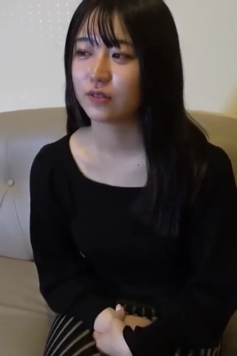 优雅的山和美女揭示了秘密的一面, 因为私人会议朝中出结束