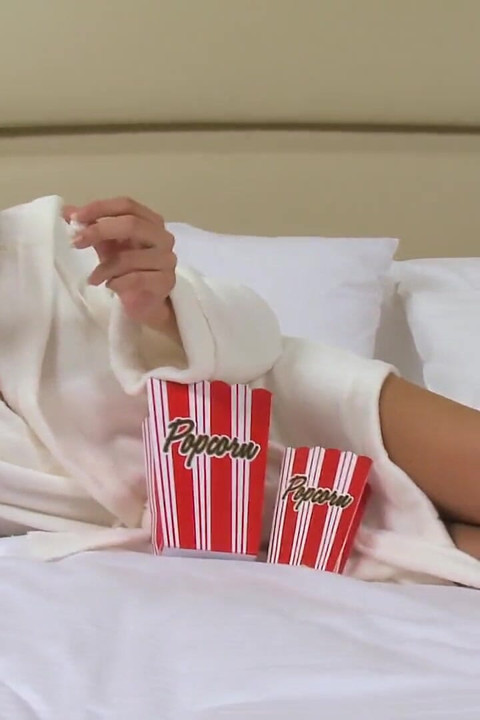 Shes a Freak - Wspaniała Sofia Rubs Pop Corn na całym ciele i masturbuje się w tej gorącej solo sesji przekąski