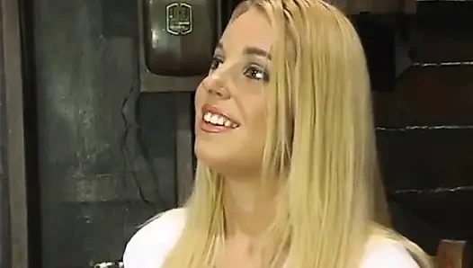 Alex Sanders dan Hollie Stevens