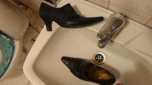 Piss in wifes black pointy pump
