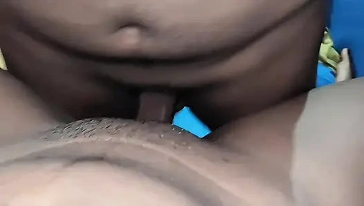 (bölüm 2) Üvey erkek kardeşim beni banyoda çok sert sikiyor