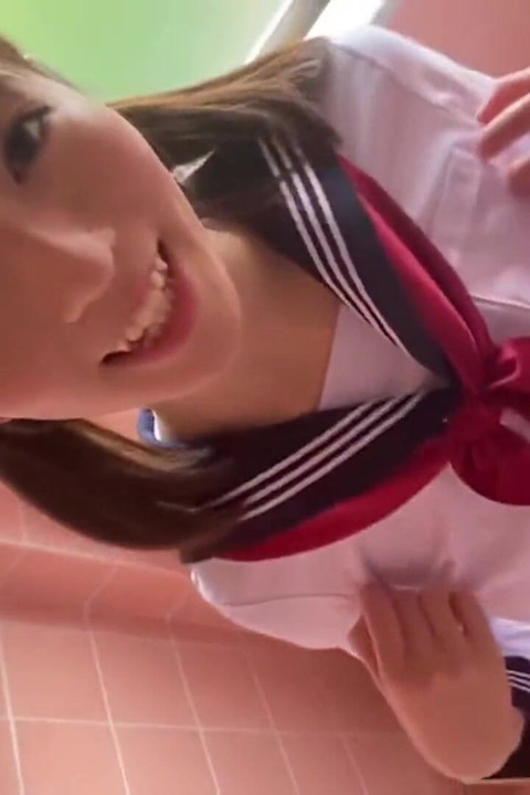 Docka som Bliss med en blek bystig retas på en lekfull exponerad Makeover Datum del.3