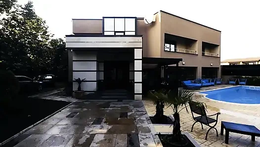 Cewek seksi rambut pirang ini lagi asik nyepong dan nyepong kontol dengan ganas