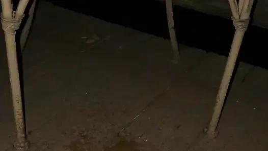 Istri kencing di luar ruangan